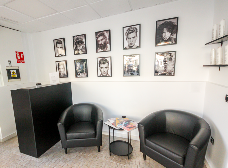 Zona de espera de la peluquería masculina en Murcia – Pablo Rubio